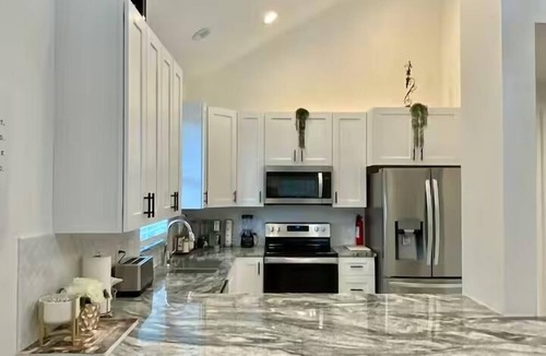 Cross Mountain House | #2Townhome,SECLUDED,3bedrooms,close La Cantera,Rim,SixFlags,Seaworld,Riverwalk.