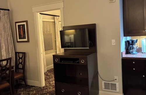 West Queen Anne Apartment | 3.1 mi. to Lumen Field, World Cup; 1-bedroom hotel suites, sleeps 4 in Seattle