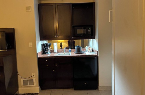 West Queen Anne Apartment | 3.1 mi. to Lumen Field, World Cup; 1-bedroom hotel suites, sleeps 4 in Seattle