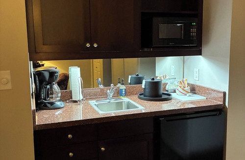 West Queen Anne Apartment | 3.1 mi. to Lumen Field, World Cup; 1-bedroom hotel suites, sleeps 4 in Seattle