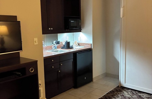 West Queen Anne Apartment | 3.1 mi. to Lumen Field, World Cup; 1-bedroom hotel suites, sleeps 4 in Seattle