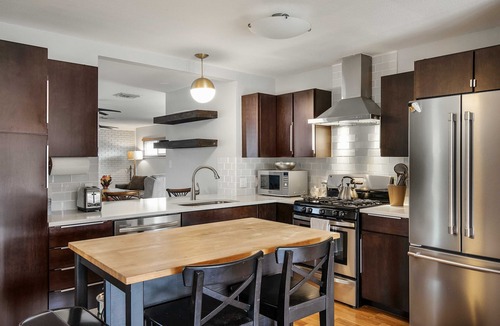 University Hills and Windsor Park House | 3/2 10 min Downtown Near Restaurants, Pet-Friendly