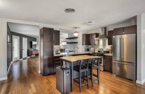 University Hills and Windsor Park House | 3/2 10 min Downtown Near Restaurants, Pet-Friendly