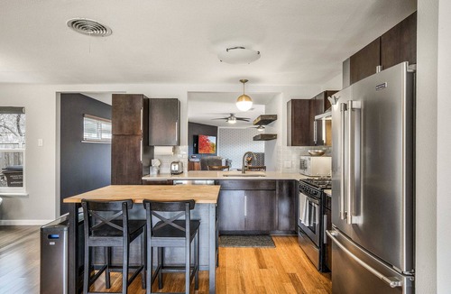 University Hills and Windsor Park House | 3/2 10 min Downtown Near Restaurants, Pet-Friendly