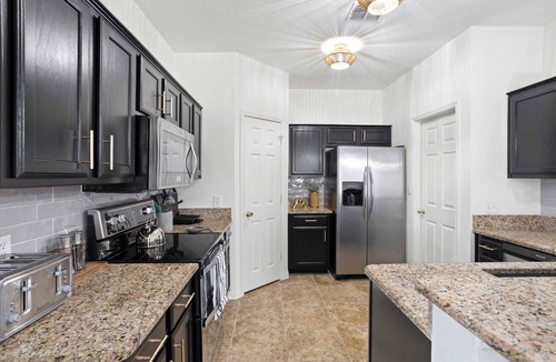 Corinth House | 3/2 Cozy Home near UNT & TWU-Pool, BBQ, Gym, Games