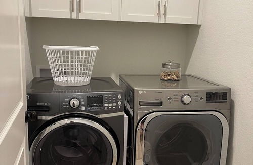 Lincoln House | 3/2 - Family Friendly, Fully Furnished w/Jacuzzi