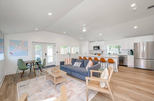 Blanco House | 3/2, Private hot tub, fireplace, firepit