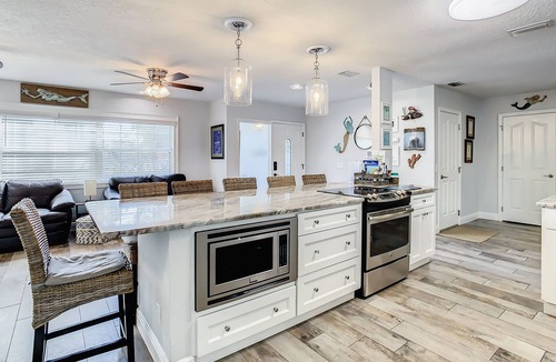 Crystal Shores House | 3/2 Waterfront Oasis w/Heated Pool & Tiki Bar-Kayaks-close to springs.