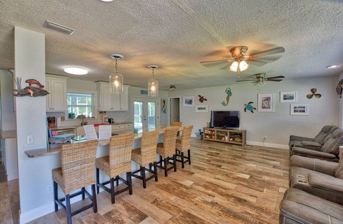 Crystal Shores House | 3/2 Waterfront Oasis w/Heated Pool & Tiki Bar-Kayaks-close to springs.