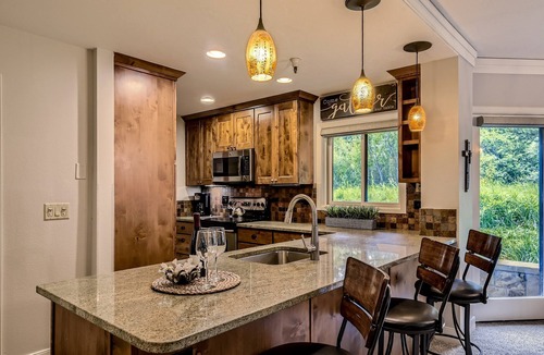 Peak 9 Condo | 3/29 -4/4 Avail SKI In/Out FAMILY FAVORITE Peak 9 Qk Silver Lift Hot tubs + Pool