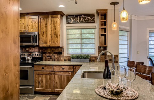 Peak 9 Condo | 3/29 -4/4 Avail SKI In/Out FAMILY FAVORITE Peak 9 Qk Silver Lift Hot tubs + Pool