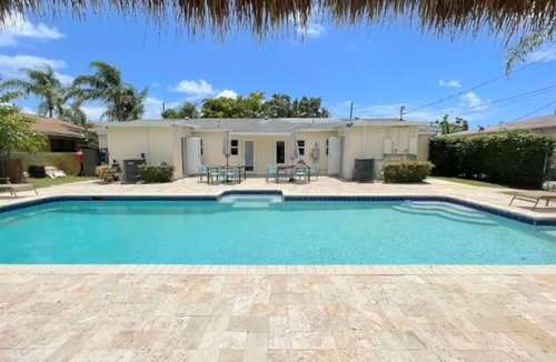 Royal Poinciana House | 3/3 Duplex for 6+Shared Heated Pool, Tiki Bar BBQ