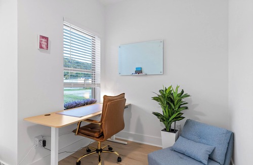 Chattanooga House | 3/3 sauna, arcade, play couch, 70" TV, fire pit, balconies, 6 min from downtown