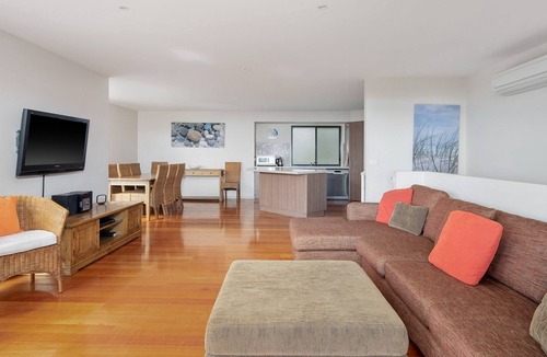 San Remo Apartment | 3@35 Phillip Island Rd - Central location