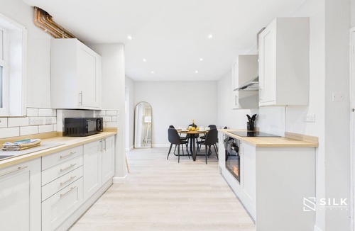 Gosport Apartment | 3-4 BR house | Home from home | front+rear parking