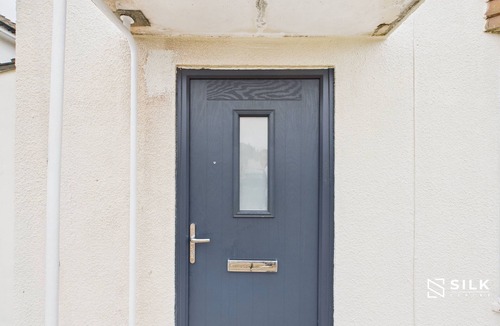 Gosport Apartment | 3-4 BR house | Home from home | front+rear parking