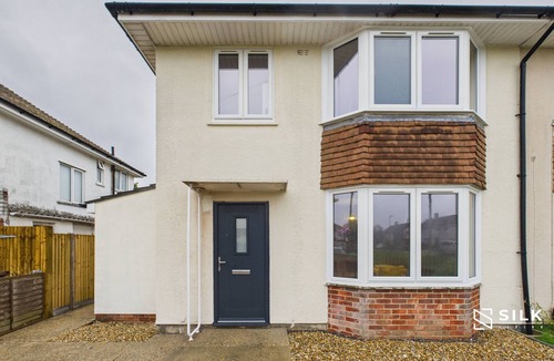 Gosport Apartment | 3-4 BR house | Home from home | front+rear parking