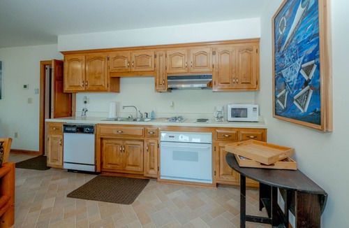 Henrico House | 3,500 sq ft MAIN LAKE - deep water, boat house, hot tub & beach!