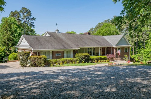 Henrico House | 3,500 sq ft MAIN LAKE - deep water, boat house, hot tub & beach!