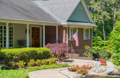 Henrico House | 3,500 sq ft MAIN LAKE - deep water, boat house, hot tub & beach!