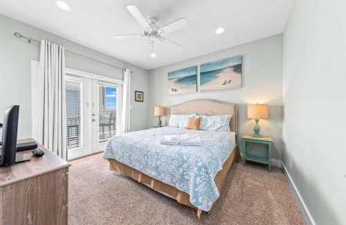 Morgantown House | 3,700 Snowbird Special with Hot Tub and Golf Cart