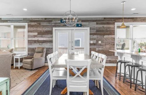 Morgantown House | 3,700 Snowbird Special with Hot Tub and Golf Cart