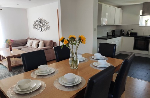 Bournemouth House | 3-8 guests, wi-fi,parking, beach, river,golf courses, hospital, airport, shops
