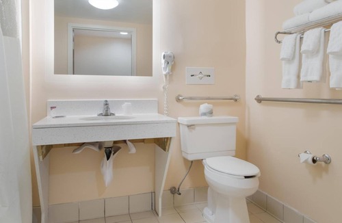 Smithfield Hotel | 3 Accommodations for Big Groups | near Stadium Theatre | Free Bfast & Parking!