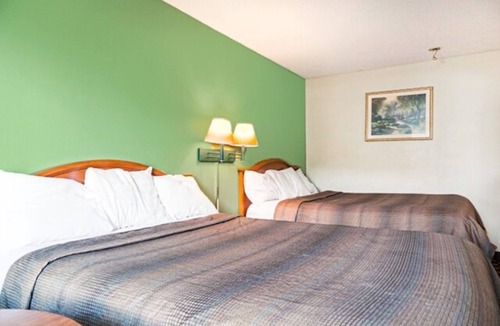 Ashburn Hotel | 3 Accommodations near Recreation Park | 2 Queen Beds | Free Parking