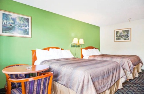 Ashburn Hotel | 3 Accommodations near Recreation Park | 2 Queen Beds | Free Parking