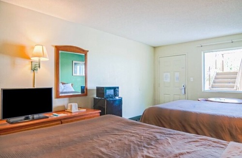 Ashburn Hotel | 3 Accommodations near Recreation Park | 2 Queen Beds | Free Parking