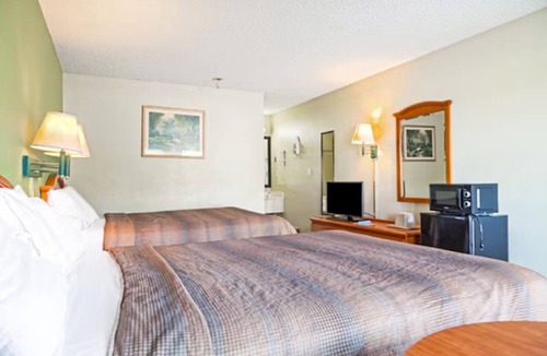 Ashburn Hotel | 3 Accommodations near Recreation Park | 2 Queen Beds | Free Parking