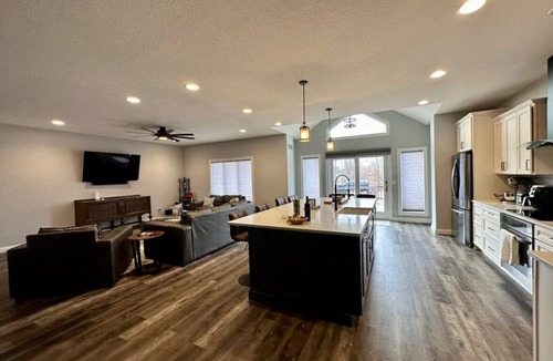 Columbia House | 3-Acre Retreat with Tesla Charger - 10min to downtown