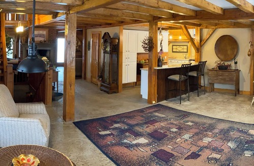 Glencoe House | 3+ acres, fast wi-fi, garage parking, Koi pond