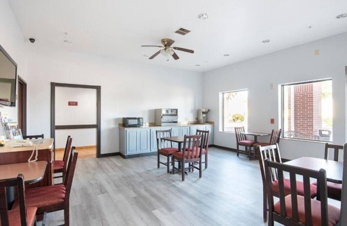 Clute Hotel | 3 Affordable Rooms Perfect for Budget-Travelers