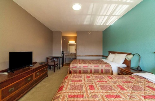Sweet Home Hotel | 3 Affordable Rooms for Families & Groups | Yoakum Heritage Museum - 1.3 mi away