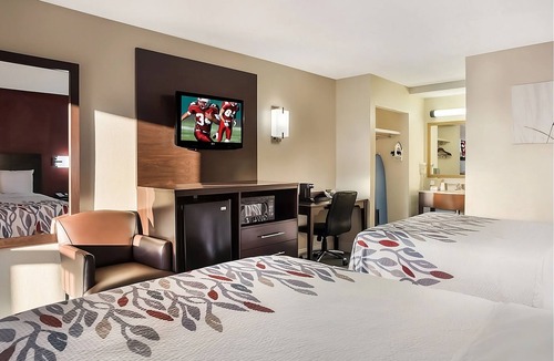 Tupelo Hotel | 3 Affordable Units Near Tupelo Buffalo Park & Zoo | Pets Allowed | FREE Parking!
