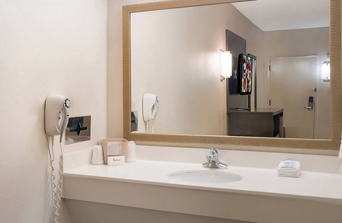 Tupelo Hotel | 3 Affordable Units Near Tupelo Buffalo Park & Zoo | Pets Allowed | FREE Parking!