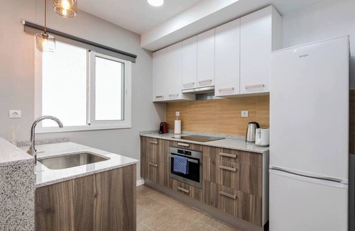 Collblanc y La Torrassa Apartment | 3 bdr&terrace close to subway