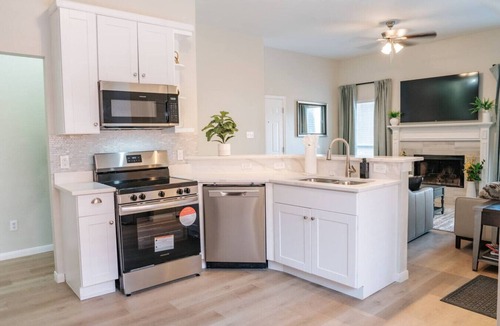 Lancaster House | 3-Bd Home | Mins to Dwntwn DTX | 8 Guests | Garage