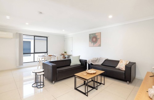 Rocklea Apartment | 3 Bdr Apt! Spotless! Garage Parking! 219D3