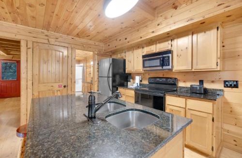 White Oak Lodge House | 3 BDR Log Cabin in Cozy Resort with Private Hot Tub