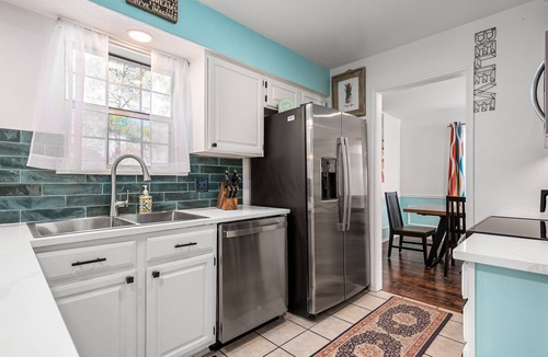 Burleson House | 3 bdrm 2.5 bth Home, with Fenced Private Yard, Hot Tub, & Pool