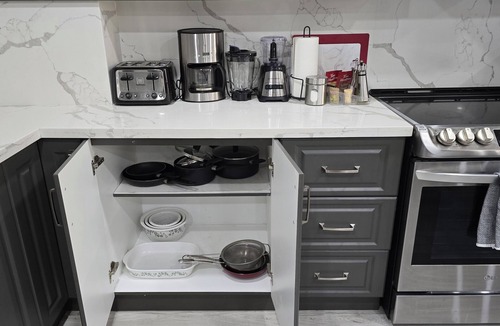 Mount Pleasant House | 3 bdrm 3 full bath W/D in Brampton/Toronto, sleeps 16.