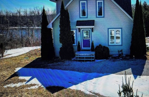 Glen Huron Ski Chalet | 3 Bdrm Lakefront Cottage with Hot Tub In Blue Mountain