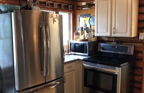Gooderham Cottage | 3- Bdrm Lakeside Log Cottage-Gooderham Lake, Haliburton