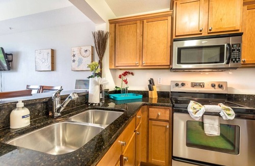 Ruskin House | 3 bdrm Waterfront Beach Resort Sleeps 10