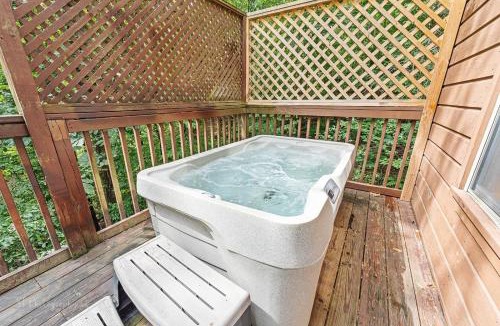 Pigeon Forge House | 3 Bears One-Level Cabin with Pool Table