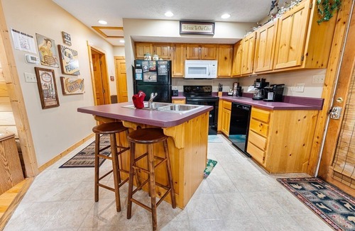Pigeon Forge Cabin | 3 Bears One-Level Open Floor Plan Cabin with Pool Table by RedAwning