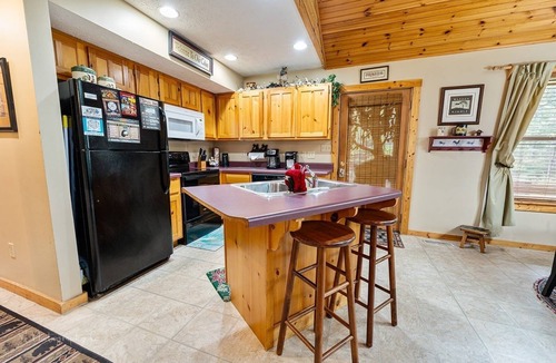 Pigeon Forge Cabin | 3 Bears One-Level Open Floor Plan Cabin with Pool Table by RedAwning